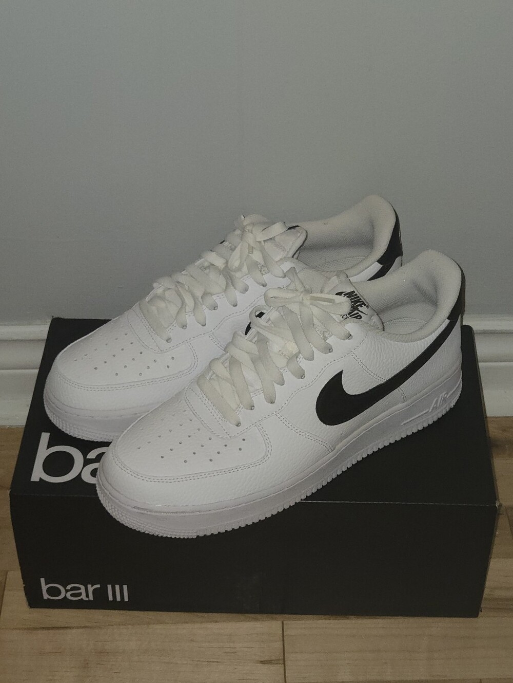Nike White and Black Low-Top Sneakers - Men's Stylish Swoosh